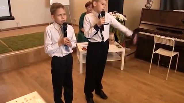 В ШКОЛЬНОЙ РАЗДЕВАЛКЕ