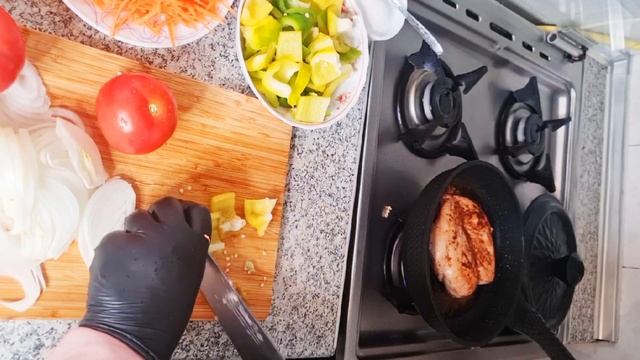 ЖАРЕНАЯ КУРИНАЯ ГРУДКА С ОВОЩАМИ. ВКУСНЫЙ ШЕДЕВР смотреть онлайн