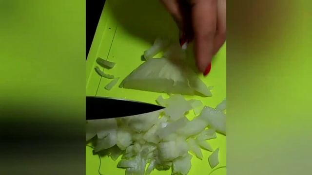Как легко нарезать лук мелким кубиком смотреть онлайн