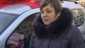 Многодетной семье подарили автомобиль