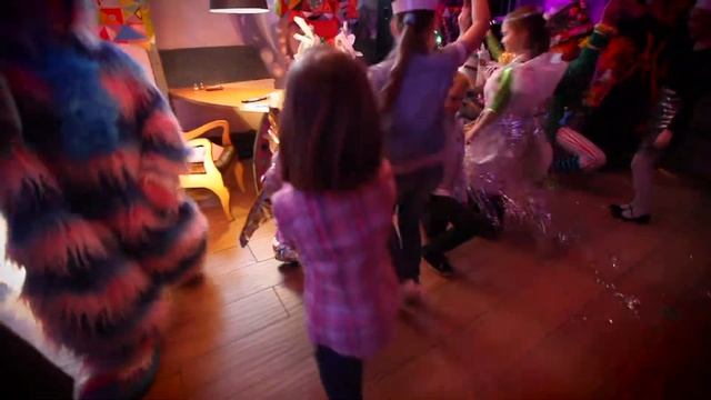 БЕЗУМНОЕ ЧАЕПИТИЕ смотреть онлайн