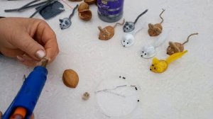 Поделка из скорлупы грецкого ореха мышка.