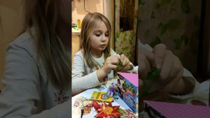 Алиса показывает свою игрушку SOS Pets)))