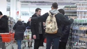 Пранкует людей в магазине, звук через колонку)