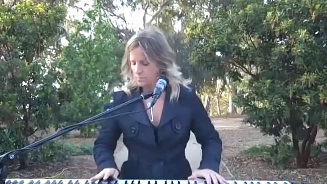 Amy Clarke playing her original song "Between The Ice And The Ocean" at Tree People, Los Angeles смотреть онлайн