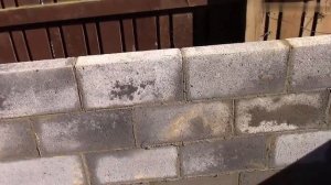 Форма шаблон для удобной кладки кирпича. Строительные работы