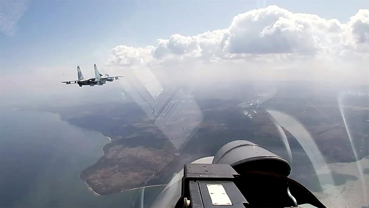 Экипажи Су-27 отработали перехват самолетов-нарушителей границы в небе над Калининградской областью