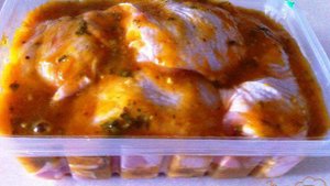 Куриные бедрышки в соусе ткемали с картофелем