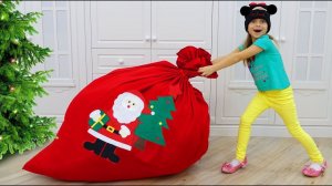 София разносит ПОДАРКИ и ИГРУШКИ для Детей на Рождество, Share Toys and gives presents for CHRISTMAS