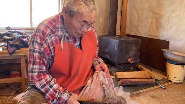 1 часть: Тирииттэн сарыы оҥоруу/ процесс выделки оленьей шкуры/ Неустроев Пётр Дмитриевич