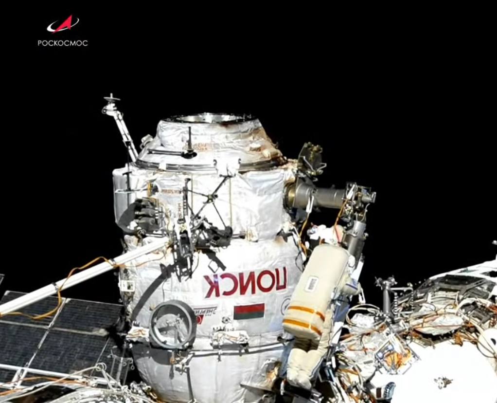 Ночная смена: российские космонавты вышли в открытый космос для переноса шлюзовой камеры