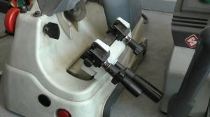 Изготовление ключа Abloy (Аблой) в усовершенствованных губках станка Delta MC Silca