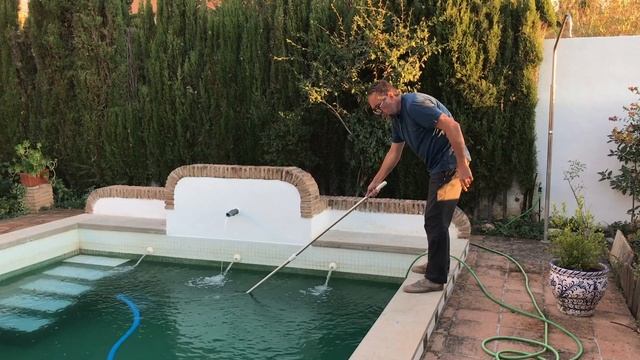 Бассейн в частном доме в Испании. Сколько расходов? Как содержать, чем обрабатывать воду? смотреть онлайн