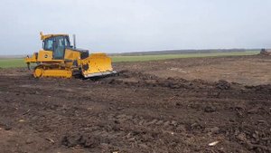 Бульдозер John deere 750J II на планировке.