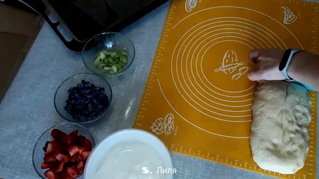 Маленькие сдобные булочки с творогом и ягодами. смотреть онлайн