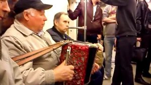 Мужик играет на баяне (аккордеоне) в метро кольцевая, москва