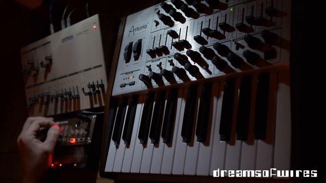 DreamsOfWires - Arturia Minibrute SE, Korg Volca Keys, Roland CMU810 смотреть онлайн