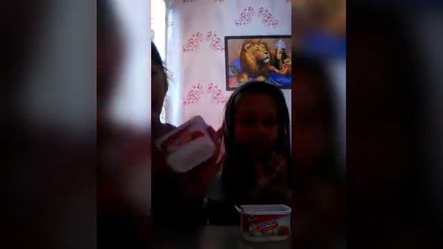 Челлендж: кто быстрее съест 😂 ЭТО БЫЛО УЖААСНО 😎😱 смотреть онлайн