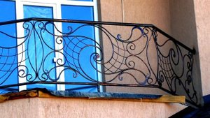 Кованые перила для балкона в частном доме
