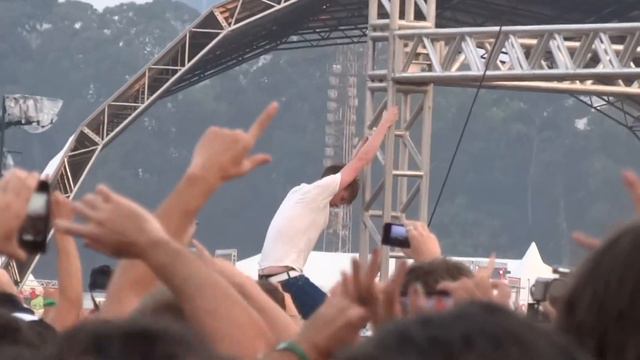 Ricky Wilson (Kaiser Chiefs) climbing at Lollapalooza Brasil 2013 смотреть онлайн