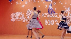 Потрясающий танец от старшеклассниц на День учителя