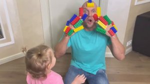 Лиза и папа играют с лего / lego hands