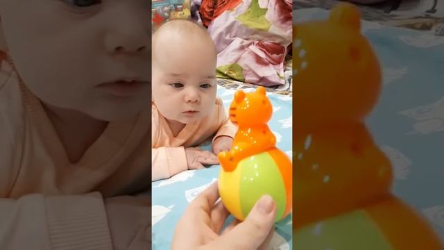 Ребенок играет в игрушки(младенец 4 месяца)