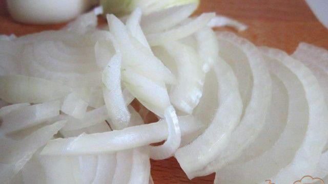 Салат из репчатого лука , яблока и чечевицы