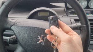 КЛЮЧ ПЕЖО 807 КУПИТЬ ВЫКИДНОЙ ДУБЛИКАТ ЧИП КЛЮЧА ЗАЖИГАНИЯ  В МИНСКЕ. PEUGEOT 807 ПРИВЯЗКА АВТОКЛЮЧ