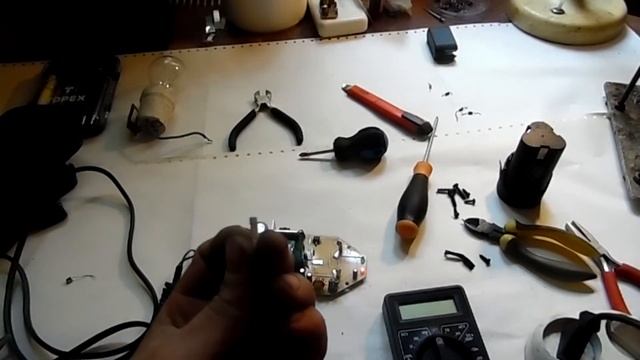 Ремонт Li-ion зарядного STATUS. Часть 2 - подключение к сети, осмотр аккумулятора смотреть онлайн