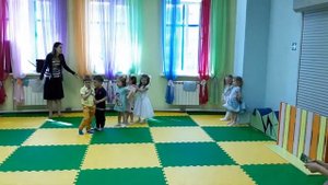 Учатся делать поклоны и реверанс