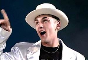 Что тут ответить, если показывают прямо на тебя - "Отпетые мошенники", ЛЮБИ МЕНЯ, ЛЮБИ ? или ?