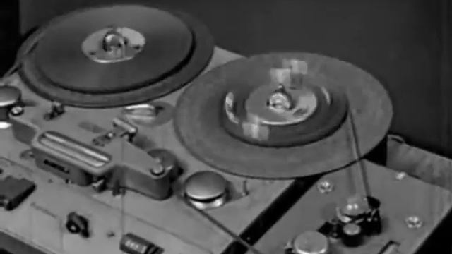 Oskar Sala spielt auf seinem Mixtur-Trautonium