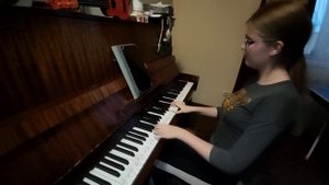 Подбирает на слух @Anastasiyakos (дочь) на расстроенном фортепиано