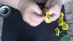 Лютики из бисера. Мастер - класс. Бисероплетение.