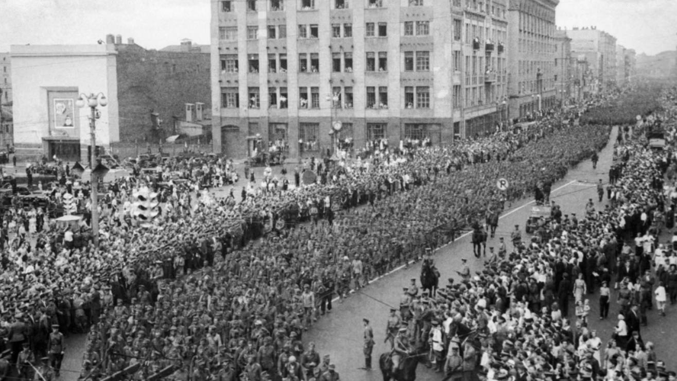 От рядовых до генералов: ровно 80 лет назад в Москве прошел Марш побежденных