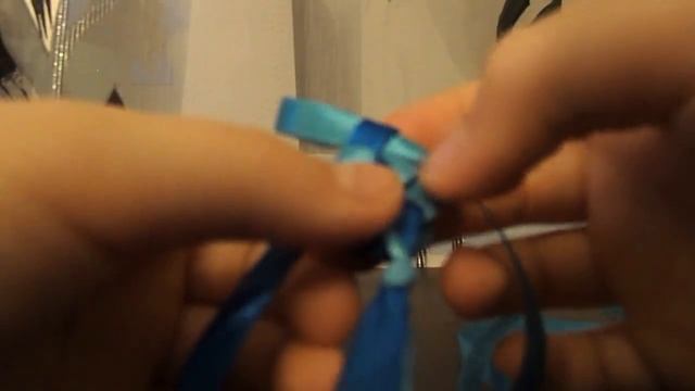Видеоурок #2 Как плести фенечку из лент