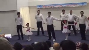 ТАНЕЦ ПАПЫ С МАЛЕНЬКИМИ ДОЧКАМИ