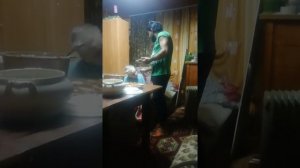 деменция у мамы . новый год и мама тоже за столом отмечает новый год . она никого не помнит.