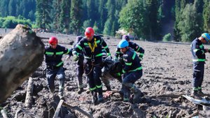 Число жертв оползня в Грузии выросло до 25. В горном поселке Шови продолжается поисковая операция