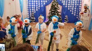 Снеговики танцуют! Песня снеговика, детская! Забавные малыши. Только дети так могут??