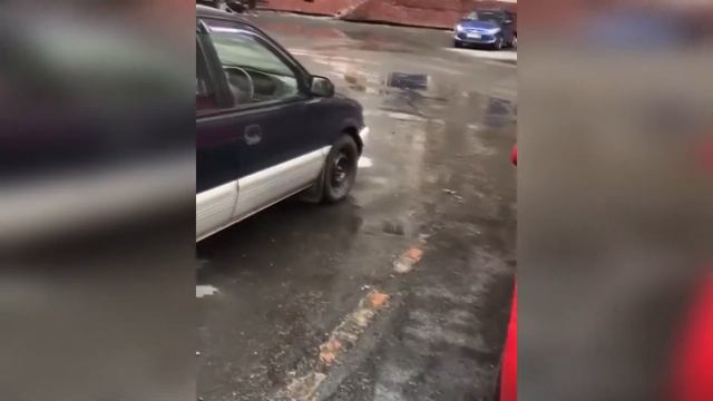 Норильск. Сточные воды канализации текут во двор. смотреть онлайн