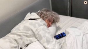 ПЕРДЕИЧ УСНУЛ ! КАЯ СУЕТ ПАЛЕЦ В ЖОПУ ......
