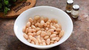 Салат с тунцом, яблоком и фасолью