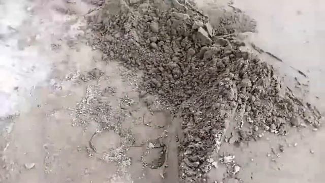 Подача пневмонагнетателем смеси для полусухой стяжки на крышу