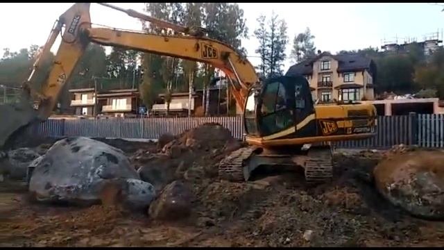 Подпорная стенка из больших валунов на участке