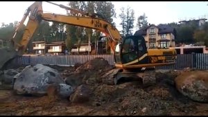Подпорная стенка из больших валунов на участке