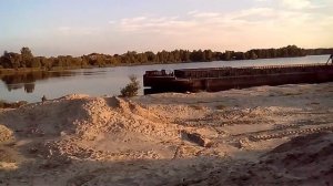 Добыча речного песка .