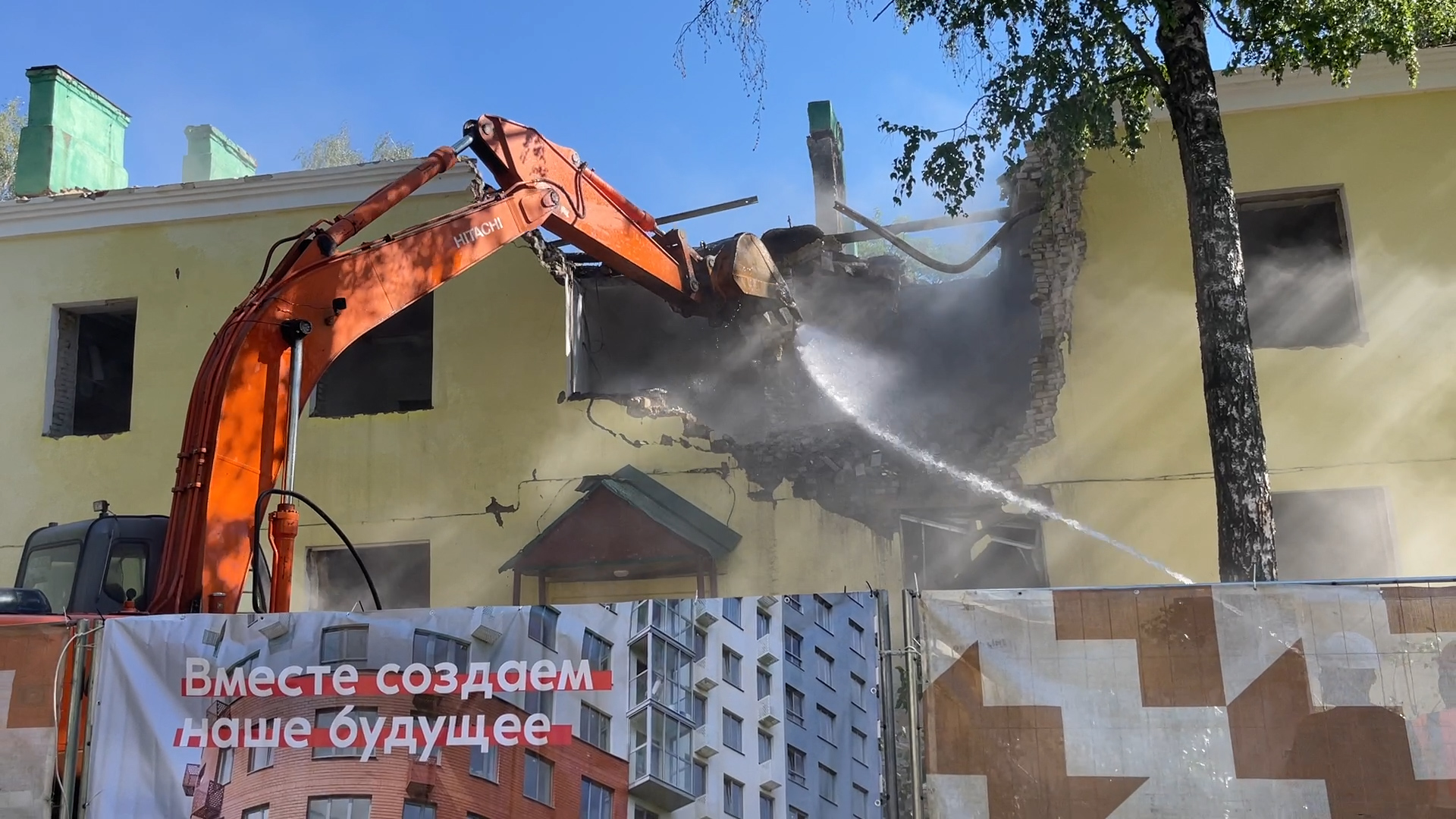 В микрорайоне «Птицефабрика» снесли аварийный дом