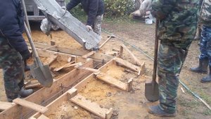 Бетономешалка в работе, видео